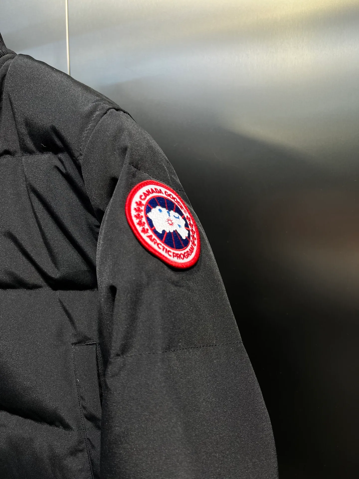 P840 Ganand Goose⭐️Canada Goose men’s new short style is the most popular autumn and winter item on INS in recent years. More and more people are choosing goose down jackets. Fur collar: wolf hair! Canada Goose super 3D technology waterproof fabric treatment, perfect wind resistance, cold resistance, and high temperature resistance! Built-in plush heat storage to keep warm, heats up quickly and warms up quickly! Personalized design, exquisite workmanship, smooth to the touch and comfortable on the skin. Double-layer windproof cuffs, windproof and frostproof! The pocket design is beautiful and practical. The Canada Goose down jacket has been the most popular thermal suit in the world in the past two years. It has far surpassed the down jackets in the Mengkou Kingdom. At the same time, the style is classic and never goes out of style. Don’t be afraid of this cold winter, all you need is a Canada Goose down jacket. Item number: 42 styles Black: lime, black, graphite gray Size: S-3XL